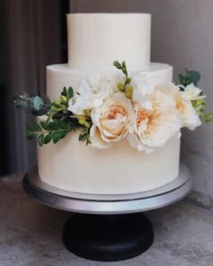 cream colored wedding cake